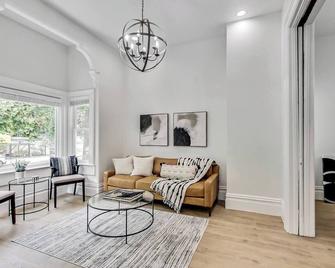 West Oakland charmer: 2br/2bath - AC & W/D - Oakland - Sala de estar