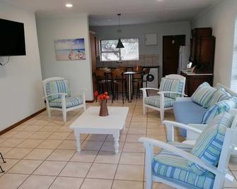 Travellers Treat Luxurious House sleeps 8, just minutes from the oceans - Agulhas - Obývací pokoj