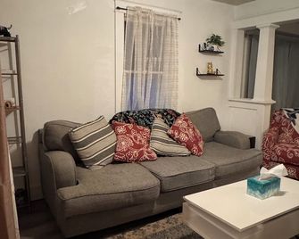 Cozy 2-bedroom house in Kansas City near 2 big stadiums & 10 mins from downtown - Kansas City - Soggiorno