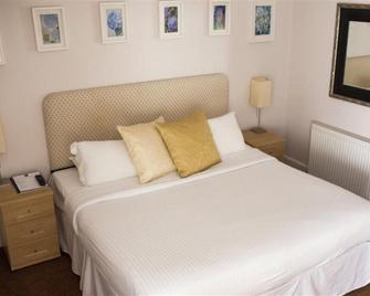 The White Horse Hotel - Pulborough - Bedroom