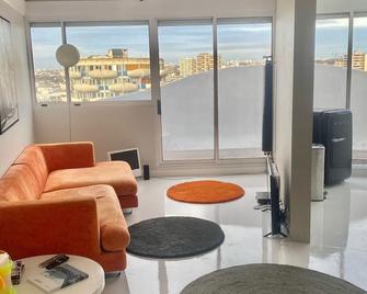 14eme et der étage 'Arty' avec 2 chambres et vue panoramique ! - Créteil - Salon