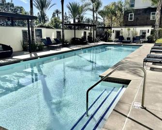 Modern 2 bed / 2 bath near Disneyland - Cerritos - Pool