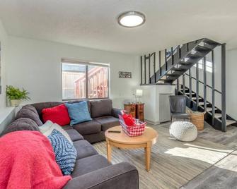 Bunkhouse A: Cozy & Charming Townhome Retreat - Fruita - Living room