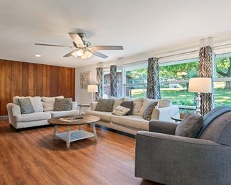 Renovated Lakefront Home with Stunning View - Lake Junaluska - Living room