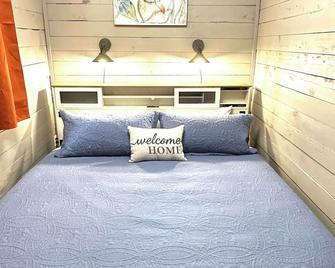 Container Home with Rooftop Deck, Amazing Views, Full Kitchen and Bath, Wi-Fi - French Lick - Bedroom