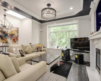 Luxury 1-Bedroom Suite in Vancouver - فانكوفر - غرفة معيشة