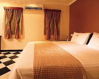 Meenakshi's Sunshine Hotel - Madurai - Phòng ngủ