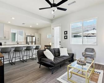 Radiance Reverie Home in Casa Grande with Pool,BBQ - Casa Grande - Huiskamer