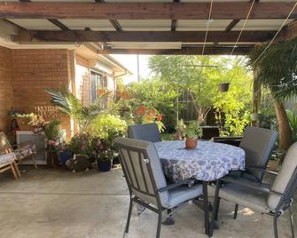Entire Home In Werribee,best Possible Location You Can Find - Werribee - Patio