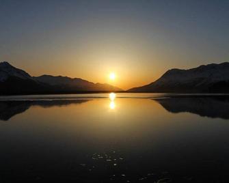 Snug ski-in/ski-out condo with WiFi - right next door to the slopes - Girdwood - Pool