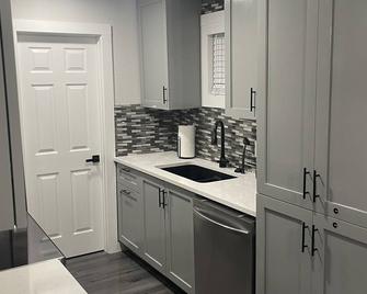 Cozy Bastrop Getaway - 5 min from Lake Bastrop! - Bastrop - Kuchyň