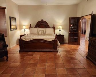 Luxury hilltop home with great views in the heart of wine country - Sonoita - Bedroom