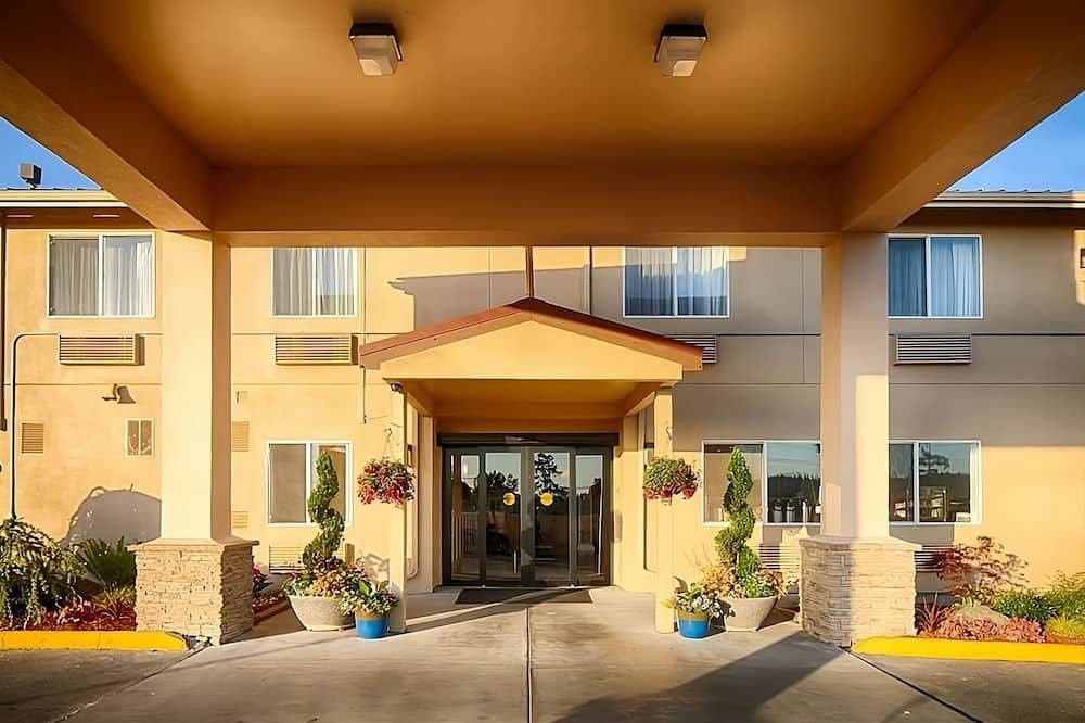 Affordable Getaway! Onsite Pool, Near Museum and Art Center! - Sequim - Building