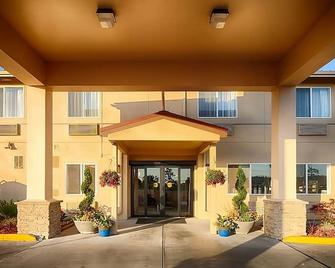 Affordable Getaway! Onsite Pool, Near Museum and Art Center! - Sequim - Bygning
