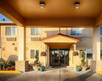 Affordable Getaway! Onsite Pool, Near Museum and Art Center! - Sequim - Building