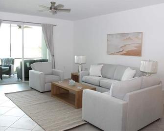 Golf HOA Pool and many activities - Immokalee - Living room