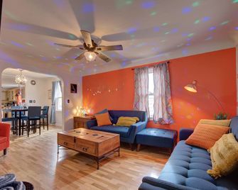 A Short Walk To Downtown Cos - Pet-Friendly,nintendo,fire Pit & Bbq,fenced Yard - 콜로라도스프링스 - 거실