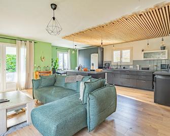 Nice Home In Blaye With Wifi - Blaye - Wohnzimmer