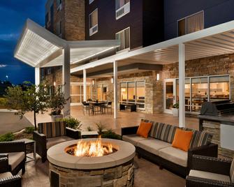 TownePlace Suites by Marriott Milwaukee Grafton - Grafton - Patio