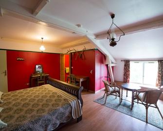3 spacious gites that can be joined with heated swimming pool - Gaudiès - Habitación