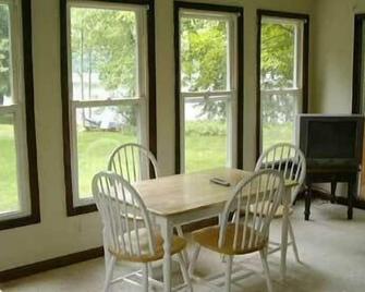 The Elms Waterfront Cottages - Lake Luzerne - Dining room