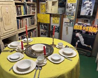 Charming baseball themed 2-story building with cable TV, wi-fi & stereo system. - Berkeley - Dining room
