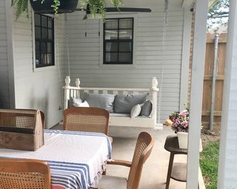 Fresh Farmhouse Comfort. Pet Friendly. 4 miles to TX A&M University. - Bryan - Patio