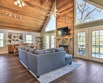 Lakefront Eatonton Home: Boat Dock + Fire Pit - Eatonton - Living room