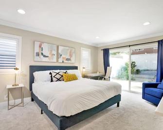 Orange Oasis - 10min to Disneyland Spacious Pool home - Orange - Bedroom