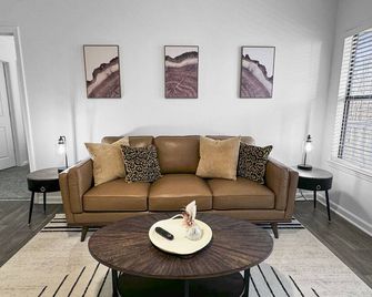 Cozy 2-bedroom apartment with Fiber WiFi, AC in charming Buford private 2 bedroo - Buford - Sala de estar