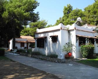 Skiathos, Trulos Beach Studios 500 Metres From The Beach. - Skiathos - Building