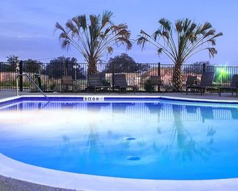 컴포트 인 & 스위트 - 비빌 - 수영장