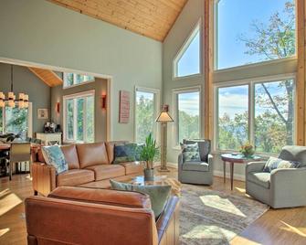 Grand Chalet w/ Hot Tub - Near Wintergreen Resort - Nellysford - Sala de estar