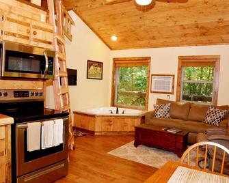 The Natural Treehouse Retreat 87 Getaway - Mountain View - Вітальня