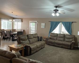 Beautiful house with pool and hot tub! - Mesquite - Obývací pokoj