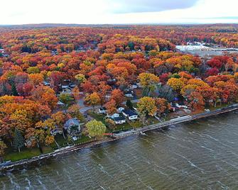 Year-Round Cottage with Amenities and Private Deck \'Cabana\' on the Lake - Prudenville - Vista del exterior