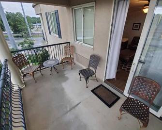 2 B/2 B, 2 blocks from stadium -- walk everywhere. Overlooks patio. Perfect! - Auburn - Balcony