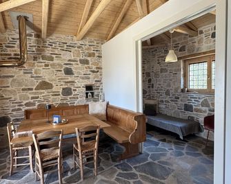 Farmhouse in an olive grove in Pelion Greece near Volos directly by the sea - Afissos - Comedor