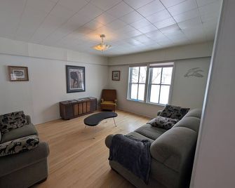 Quaint 1930's Farmhouse in the heart of Saskatchewan and the Central Flyway - Watrous - Sala de estar
