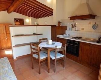 Studio (approx. 35 sqm) for vacations in a restored country house 3 km from the center of Siena, with terrace for guests with table and chairs, kitchen, sofa, air conditioning / heating, bed linen / towels, Wi-Fi, TV, ample free parking, laundry - Siena - Küche
