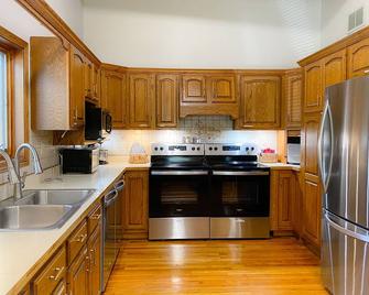 Nauvoo River Lodge--Family Reunion/Youth-Group/Young Women Camp/Young Men Camp - Nauvoo - Kitchen