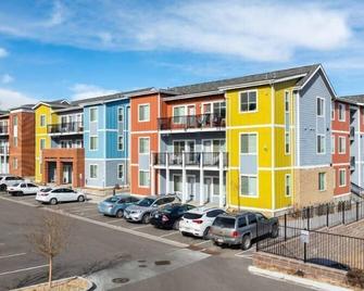 Fully Furnished 2BR Centrally Located with Pool - Greeley - Building