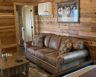 One Bedroom Cabin w/Sleeper Sofa Cabin 8 - Hamilton - Living room