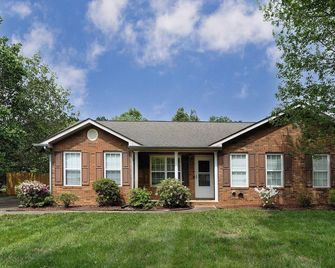 Cozy 3-Bedroom Home with Huge Backyard in Monroe - Monroe - Gebäude