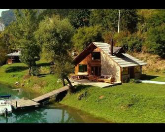 Villa California LUX on Drina river with pool & jacuzzi - Goražde - Vista del exterior