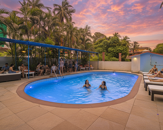 Fabhotel Balaji Resort - 卡蘭古特 - 游泳池