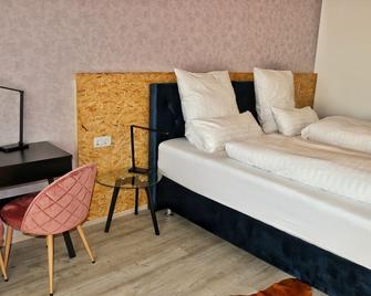 Hotel Restaurant Sonnenschein - Pfalzgrafenweiler - Спальня
