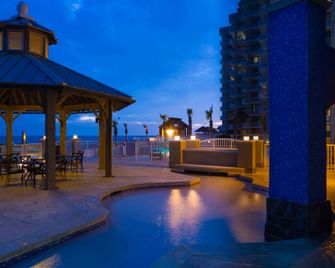 Escapes! To the Shores Orange Beach a Ramada by Wyndham - Orange Beach - Alberca