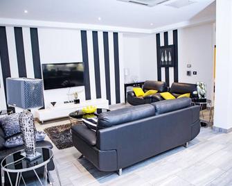 Prestigious two bedroom apartment gives you luxurious home ambiance. - Kumasi - Living room