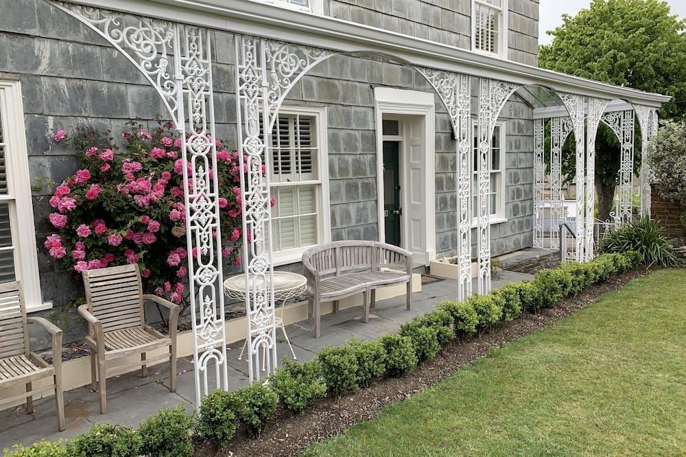 Luxury King Ensuite with Garden View with veranda at Coswarth House - Padstow - Patio